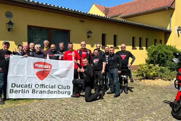 Ausfahrt im Mai 2022: die Gruppe mit dem Club-Banner