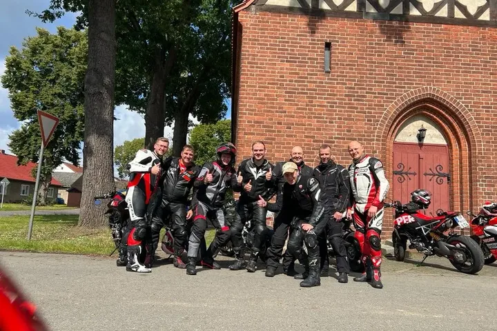 Ausfahrt nach Waren und Kremmen 2023: die Gruppe vor einer Backsteinkirche