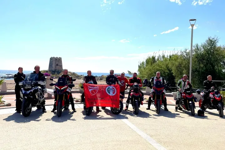 Sardinien 2024: die Gruppe mit ihren Ducatis am Meer