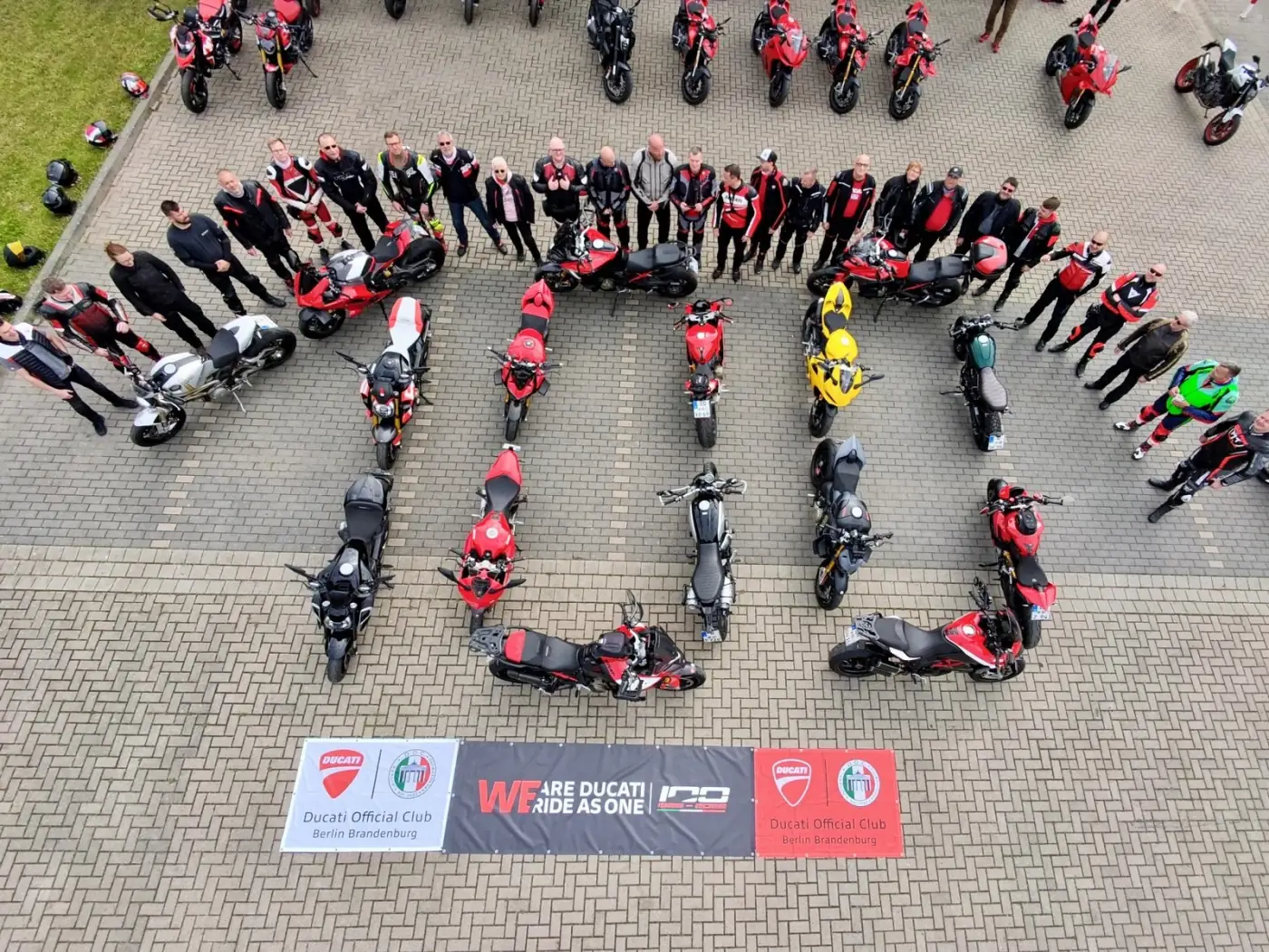 We Ride As One 2026: die Zahl 100 aus Ducatis gestellt, von oben fotografiert