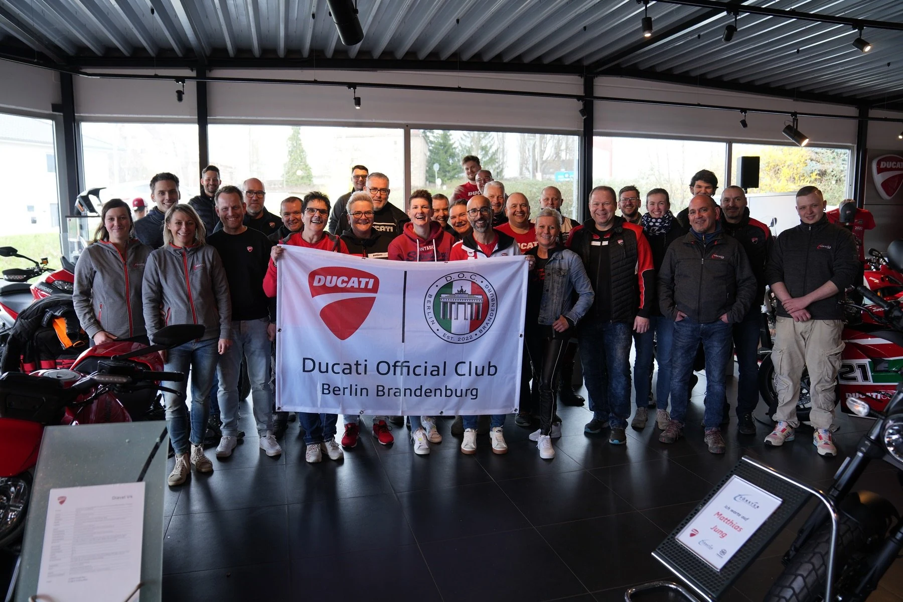 Gruppenfoto der Clubmitglieder mit Banner beim Saisonstart in Pirna 2023