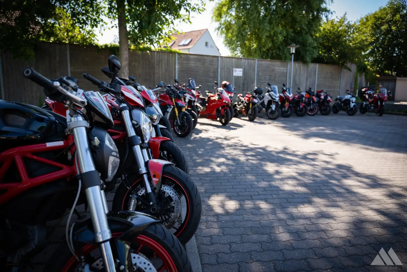 Ducatis des Clubs in einer Reihe bei der zweiten Ausfahrt