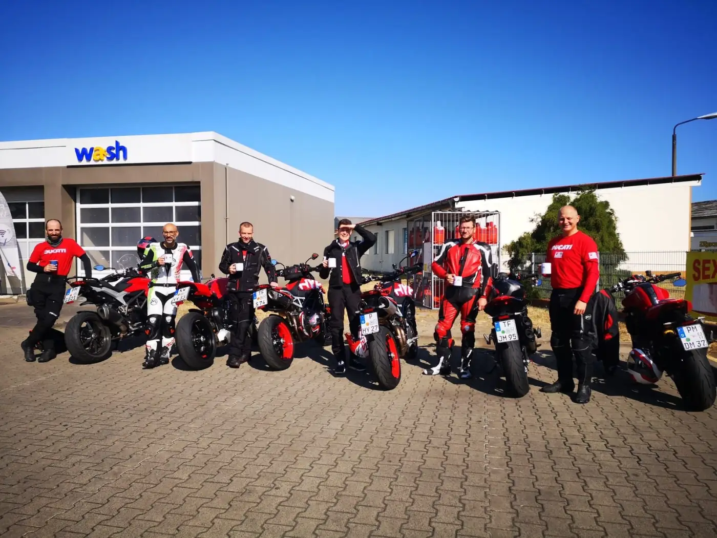 Gruppe mit Ducatis vor der Abfahrt zur Bikerhöhle