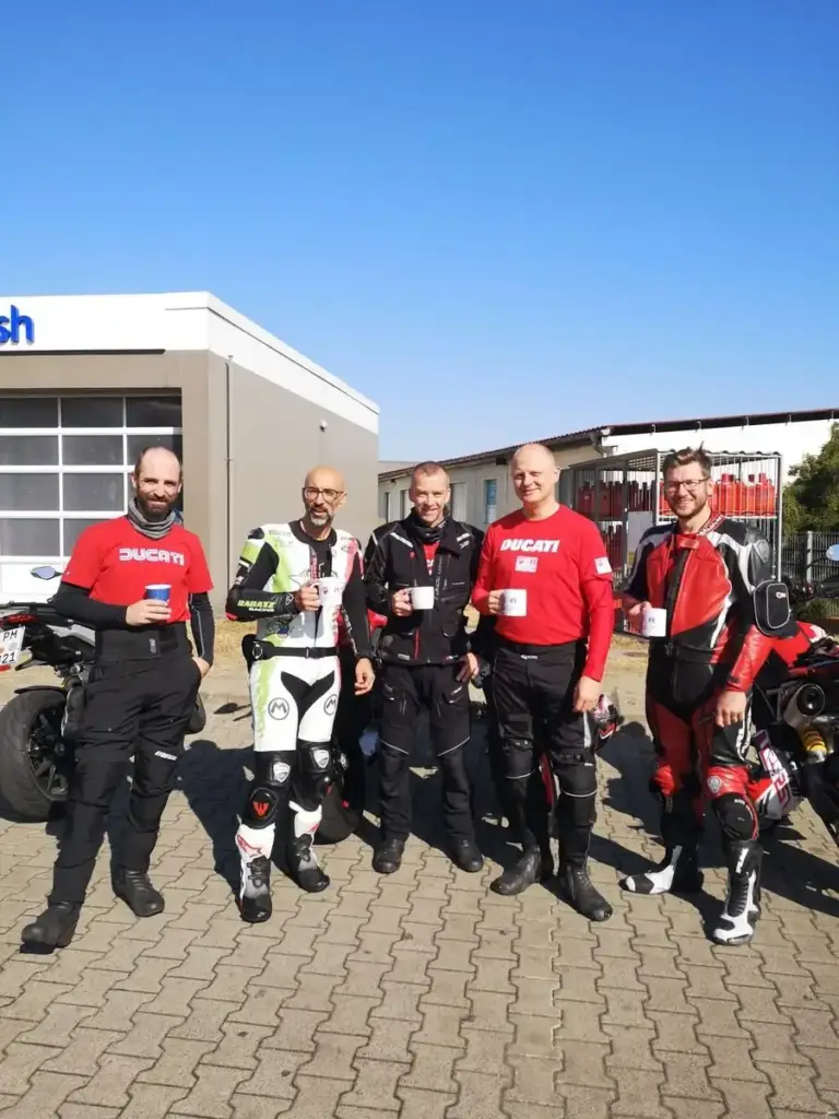 Ausfahrt zur Bikerhöhle – Foto 2