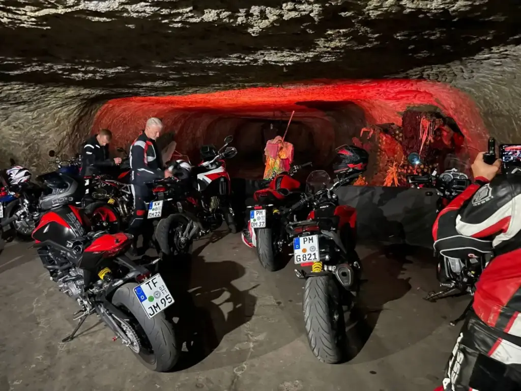 Ausfahrt zur Bikerhöhle – Foto 4