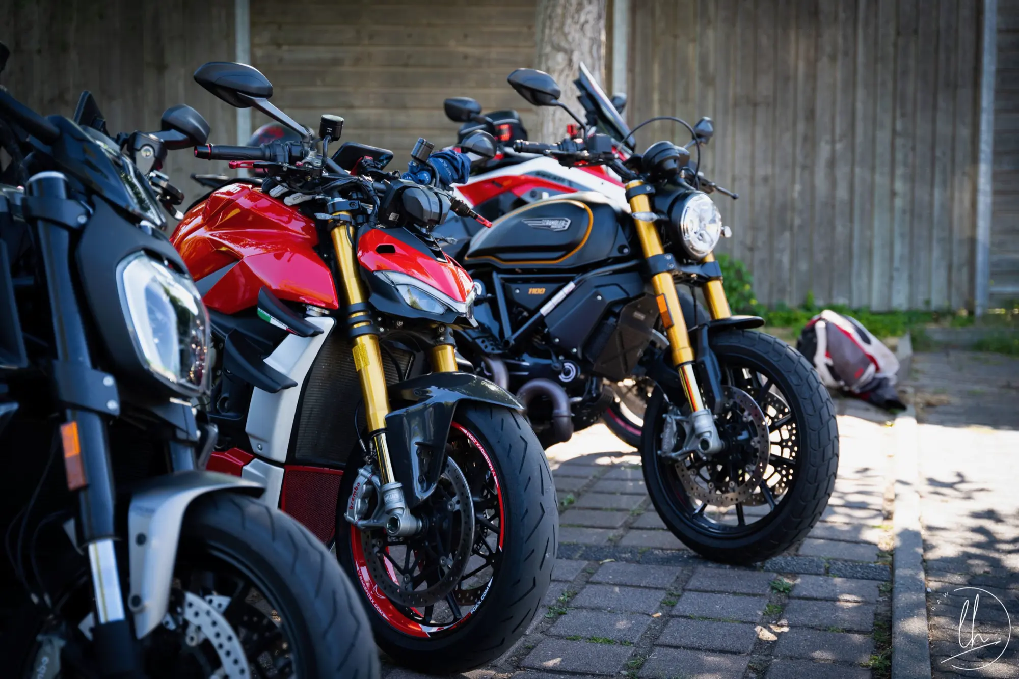 Drei Ducatis nebeneinander in Nahaufnahme