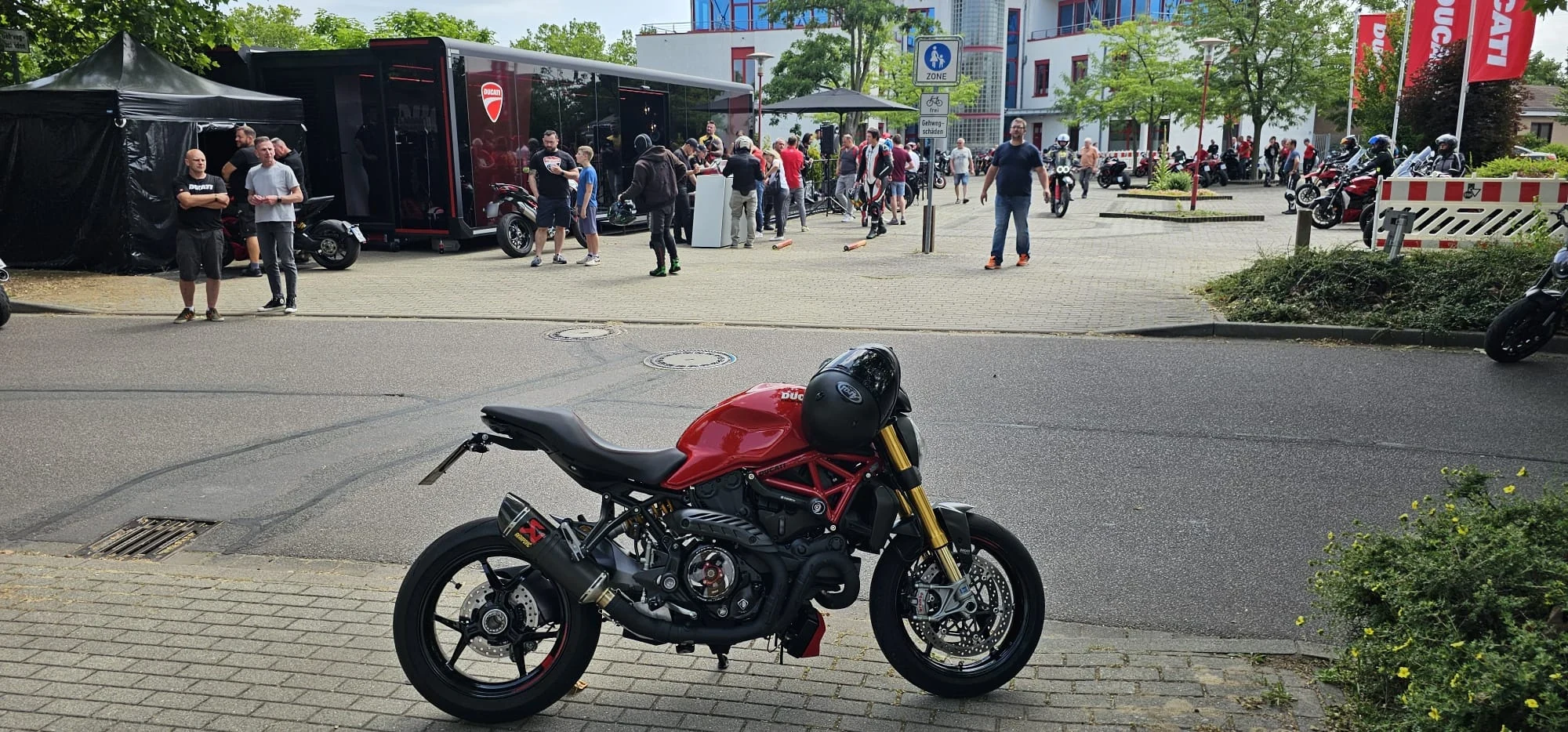 Ducati-Fahrer beim Jubiläum von Moto Warmuth in Dessau-Roßlau, D.O.C. BB und D.O.C. Leipzig