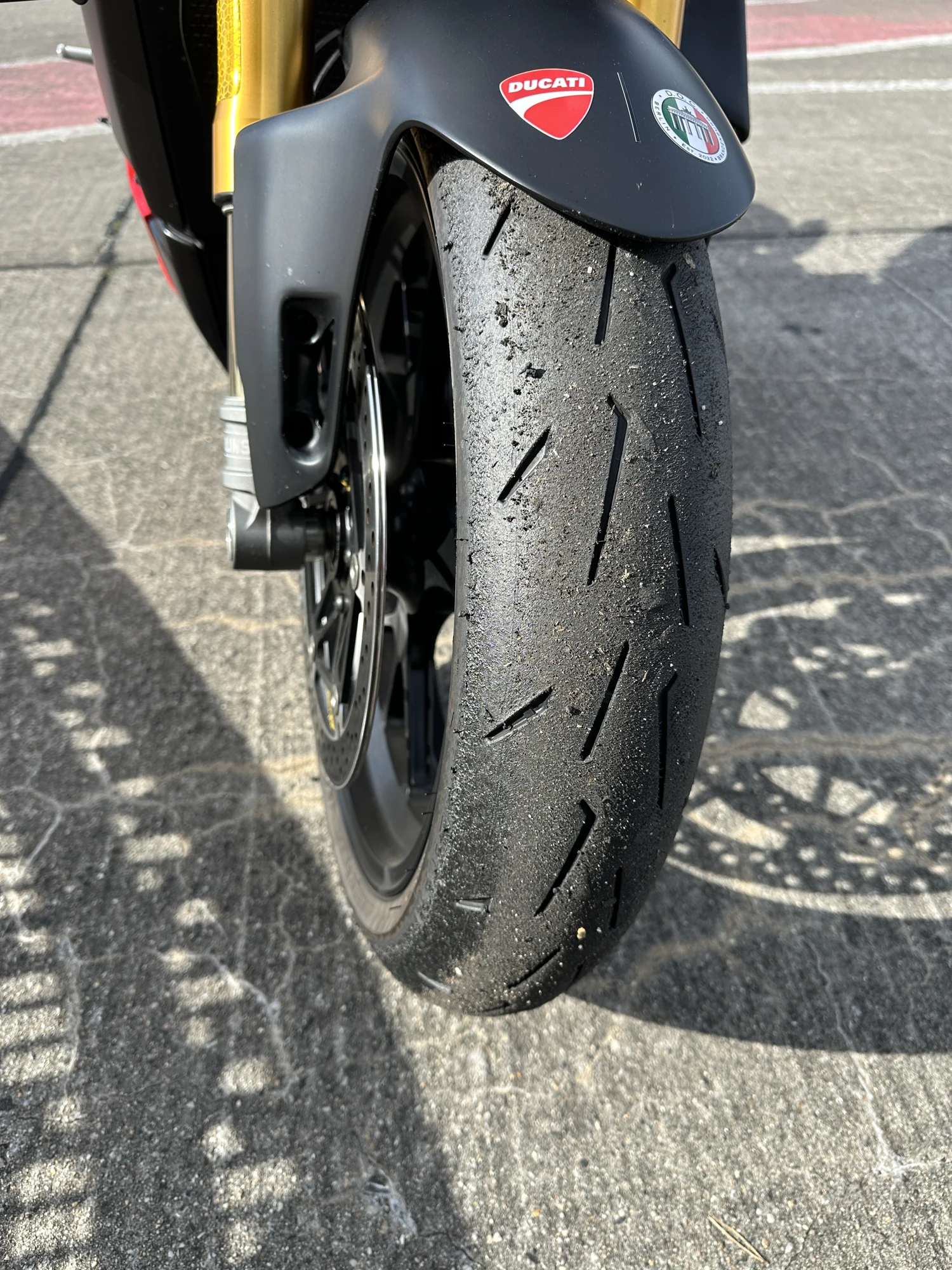 Vorderreifen einer Ducati auf der Strecke – D.O.C. Berlin Brandenburg