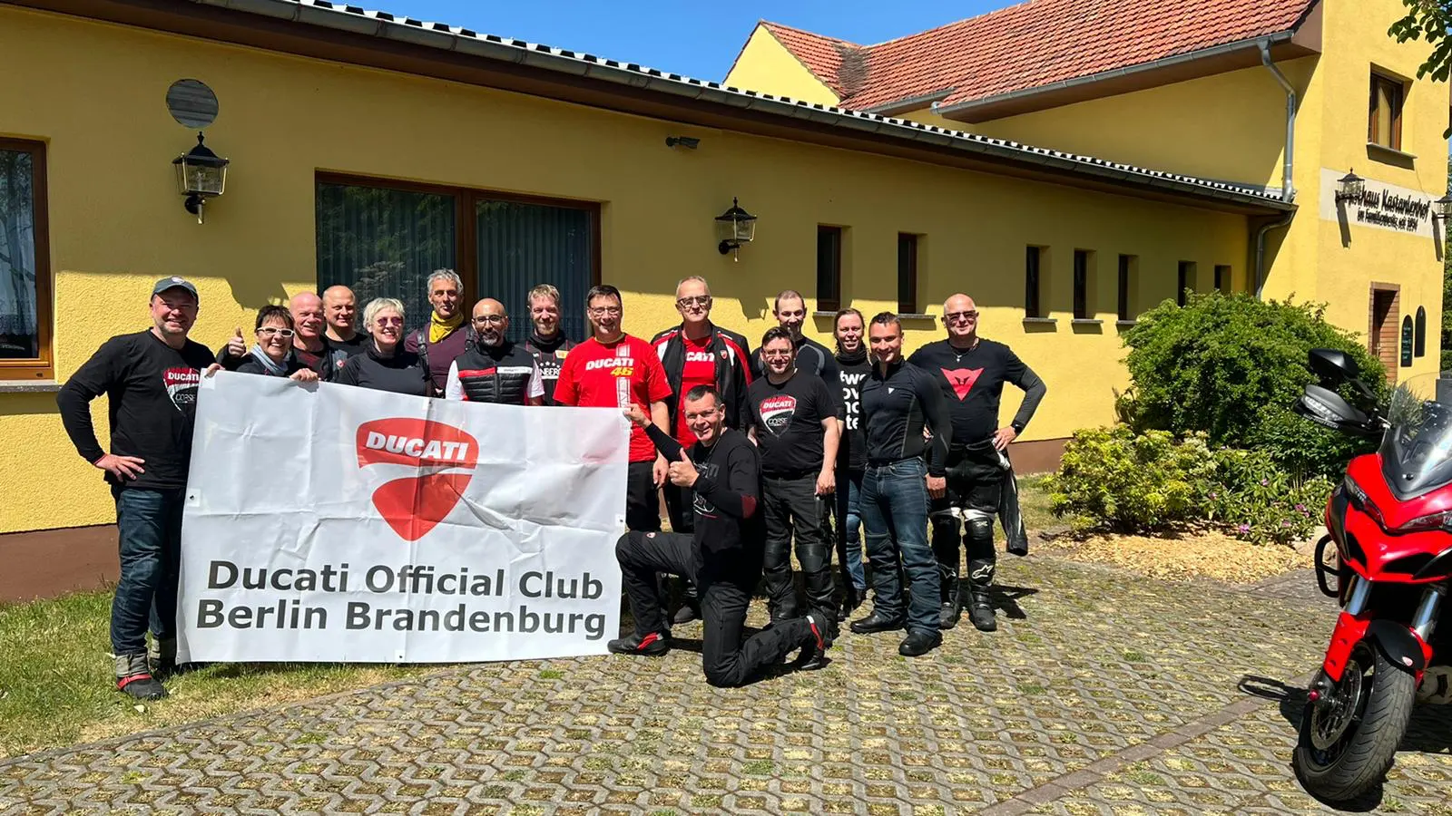Ducatis des Clubs bei einer Ausfahrt