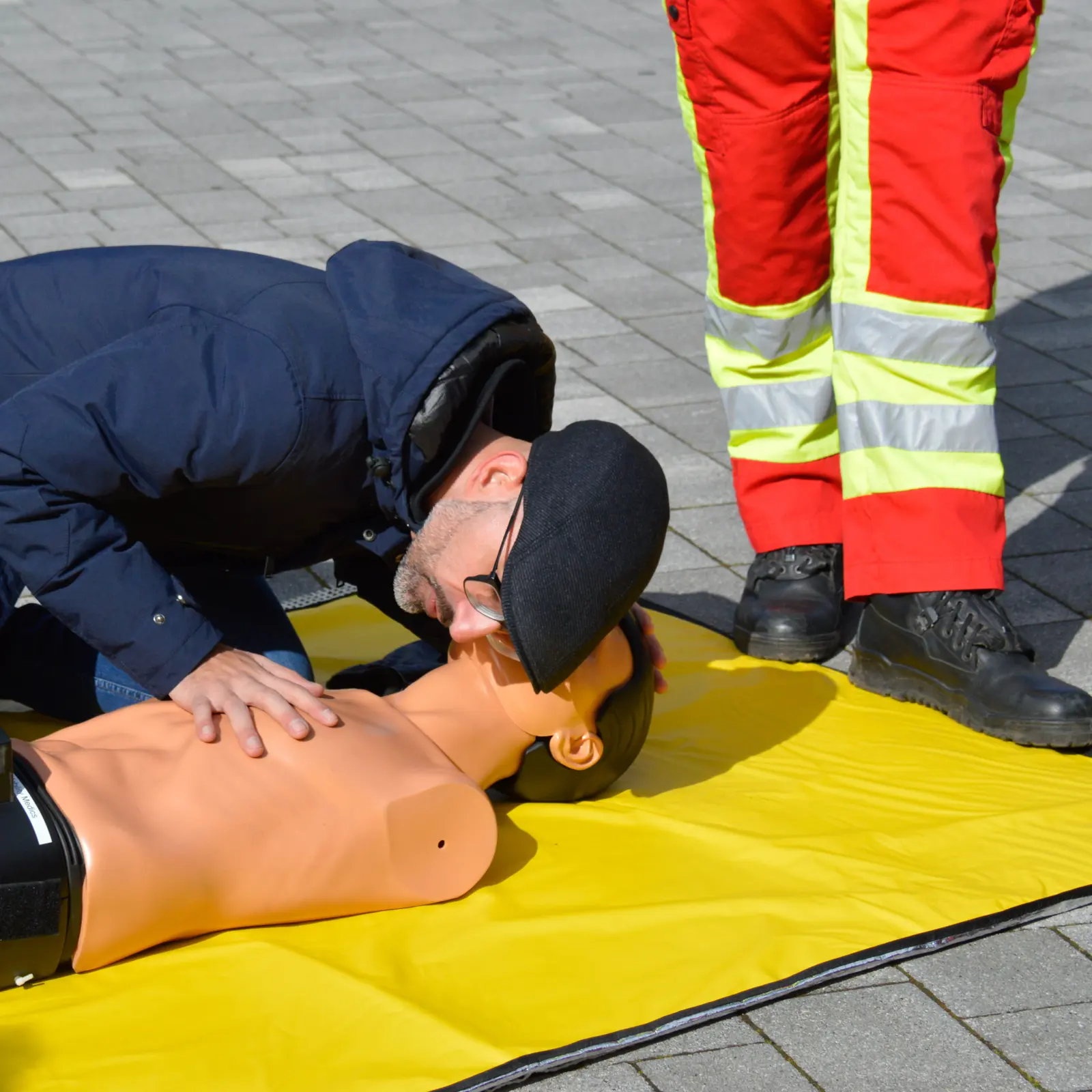 Clubmitglieder beim Erste-Hilfe-Kurs für Motorradfahrer