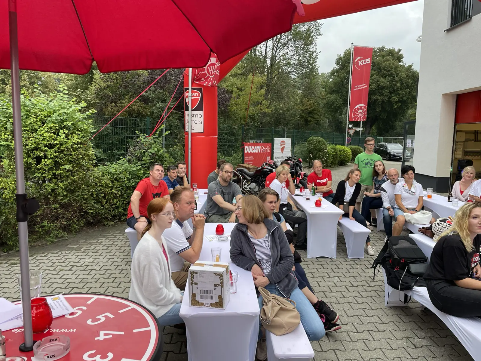 Gäste und Motorräder beim Sommerfest des Clubs