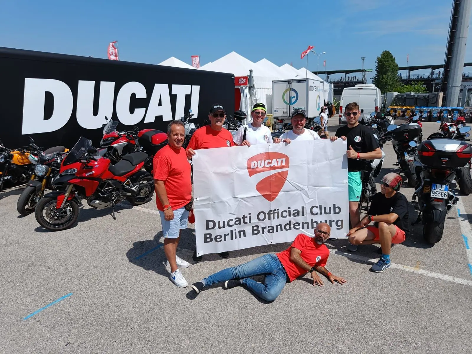 Clubmitglieder bei der World Ducati Week