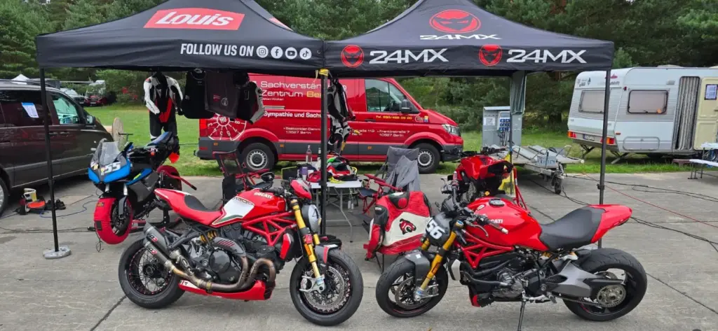 Ducati Monster vor dem Clubzelt im Fahrerlager