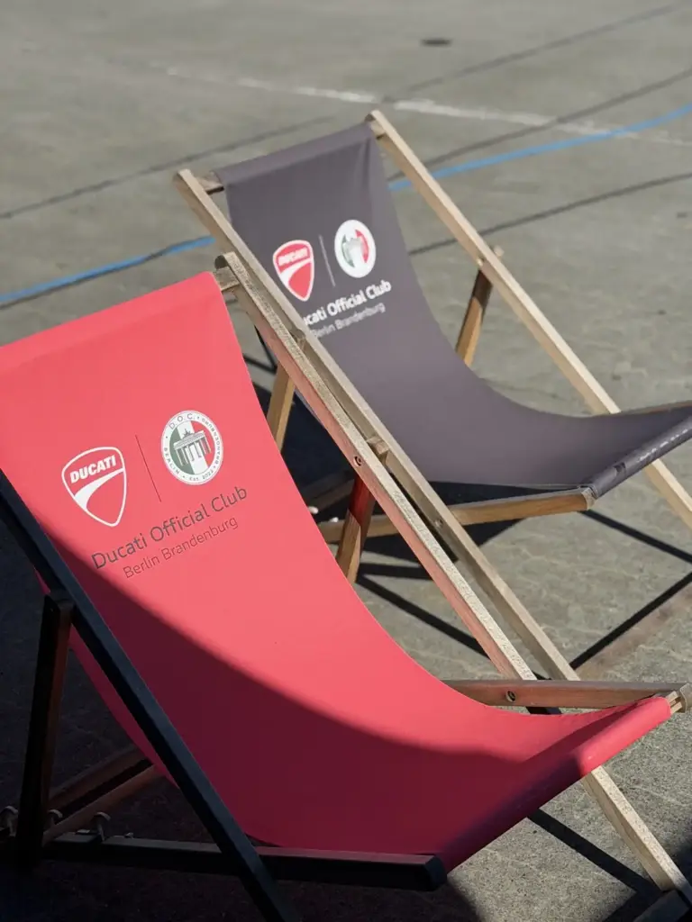 Liegestühle mit Logo des Ducati Official Club Berlin Brandenburg