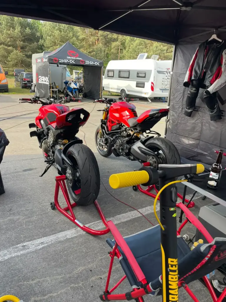 Ducatis auf Montageständern unter dem Zelt