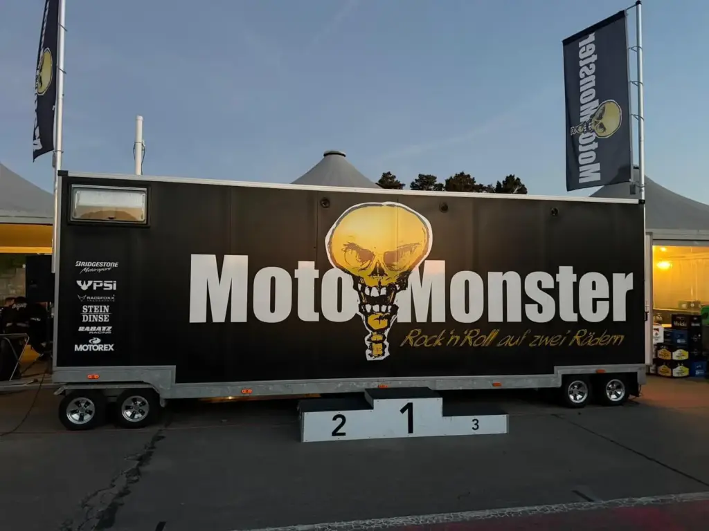 Moto Monster Truck mit Siegerpodest am Abend
