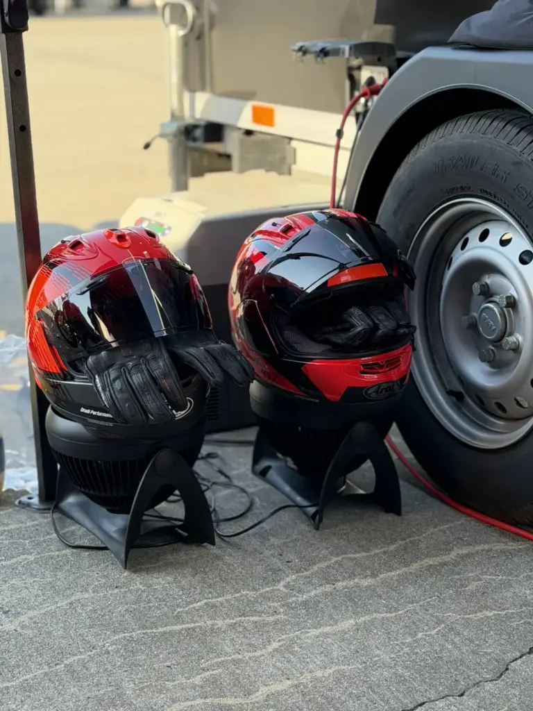 Helme und Handschuhe neben dem Anhänger