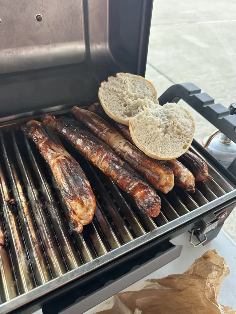 Bratwurst auf dem Grill im Fahrerlager
