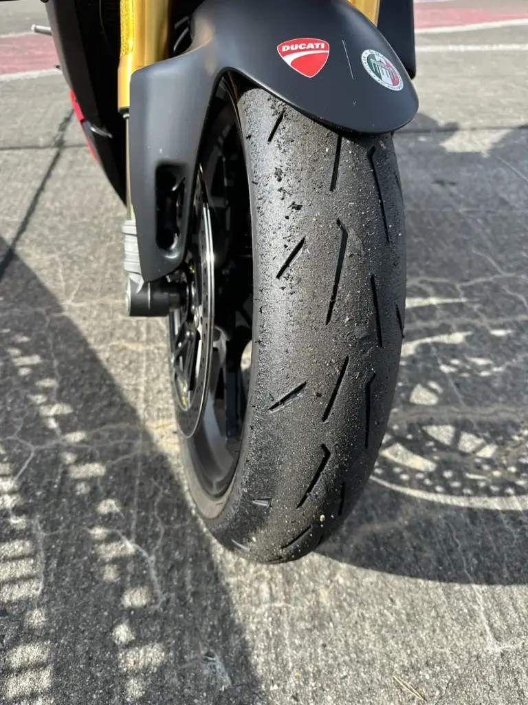 Vorderrad einer Ducati mit Rennreifen