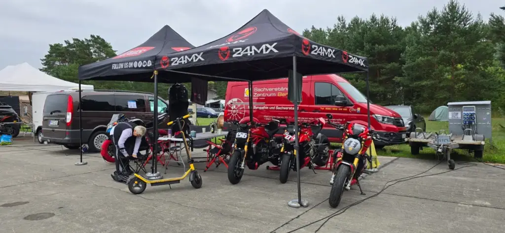 Zelte und Ducatis im Fahrerlager