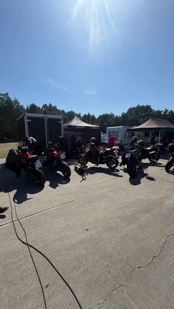 Fahrerlager in der Sonne mit Bikes und Zelten