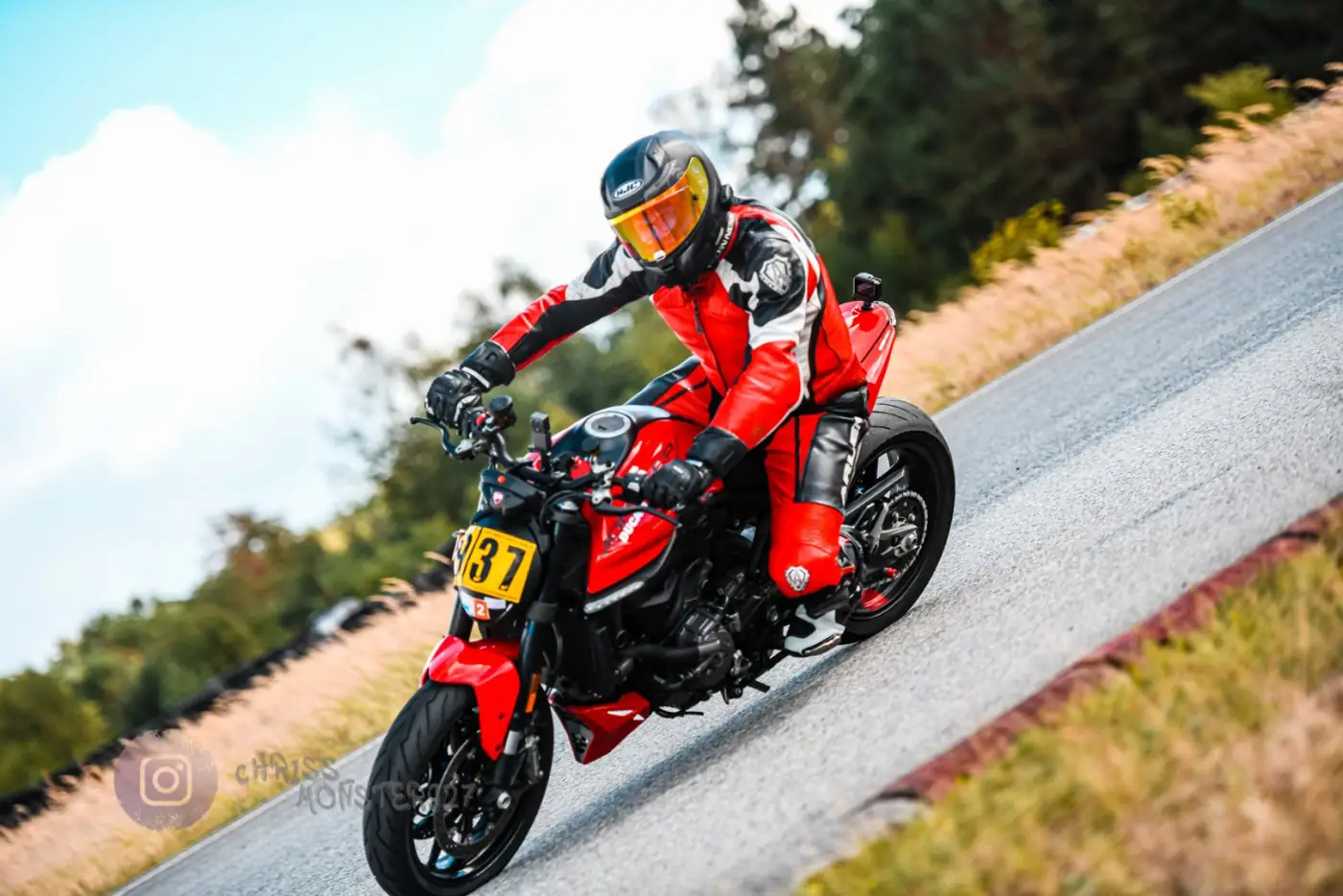 Ducati in Schräglage auf der Strecke in Groß Dölln