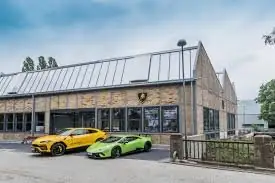 Lamborghinis vor dem Showroom in der Motorworld Manufaktur Berlin