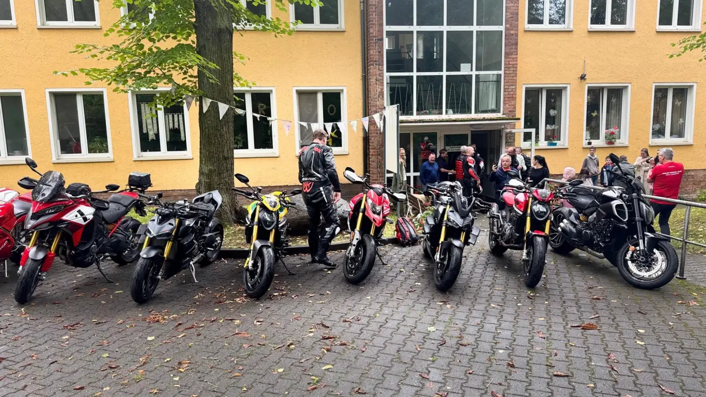 Ducatis des Clubs bei der Spendenübergabe in Frankfurt (Oder)
