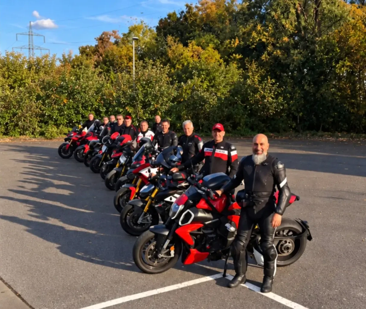 Gruppe mit Ducatis bei der Oktoberausfahrt 2026