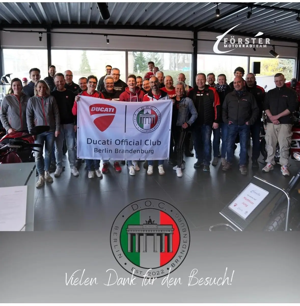 Gruppenfoto mit Clubbanner beim Saisonstart in Pirna