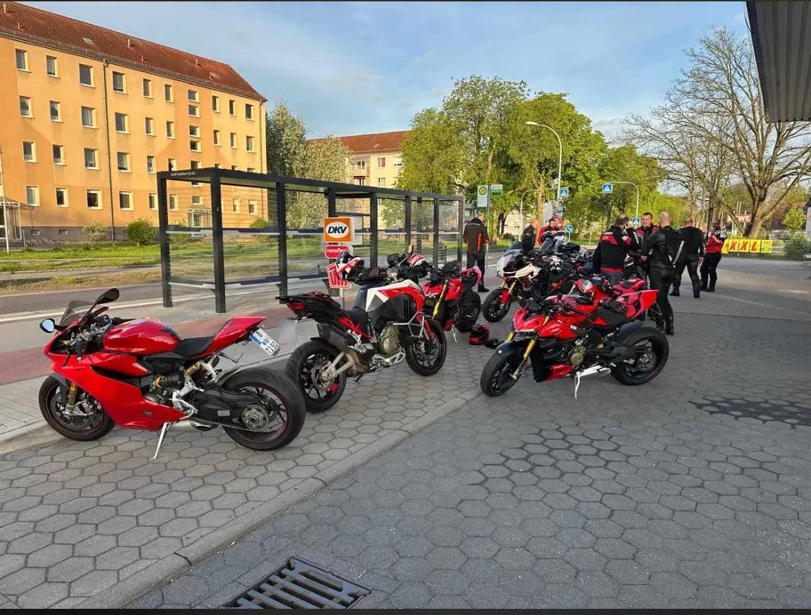 Ducatis des Clubs beim Saisonstart bei Ducati Pirna