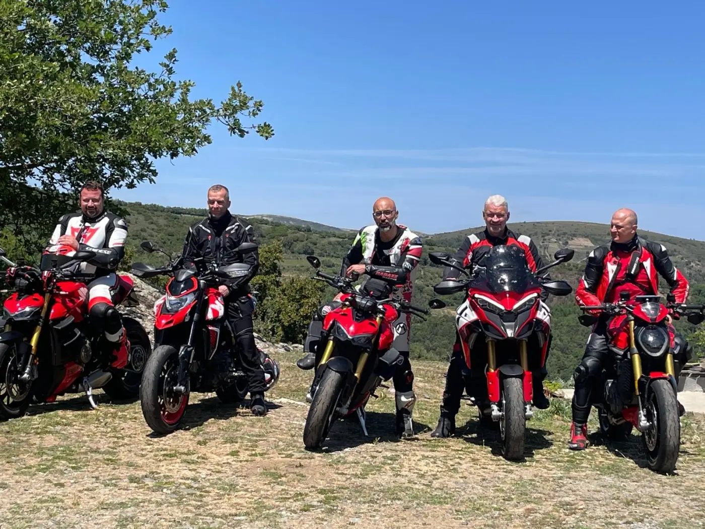 Ducatis vor dem Meer auf Sardinien