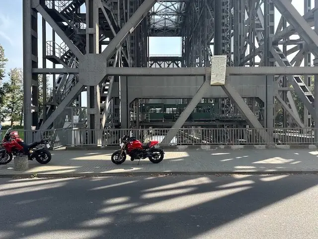 Ducati vor dem Stahlgerüst des Schiffshebewerks Niederfinow