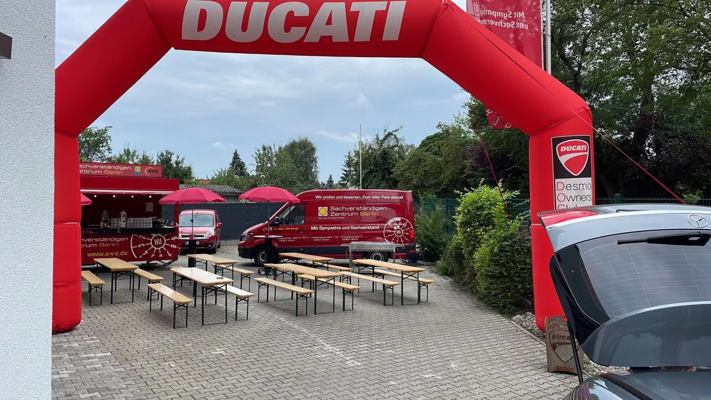Ducati-Zelt und Sitzgruppen beim ersten Sommerfest