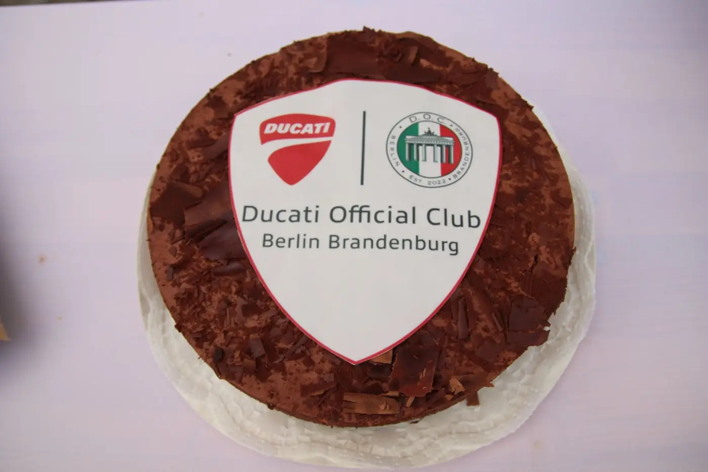 Torte mit dem Clublogo beim zweiten Sommerfest
