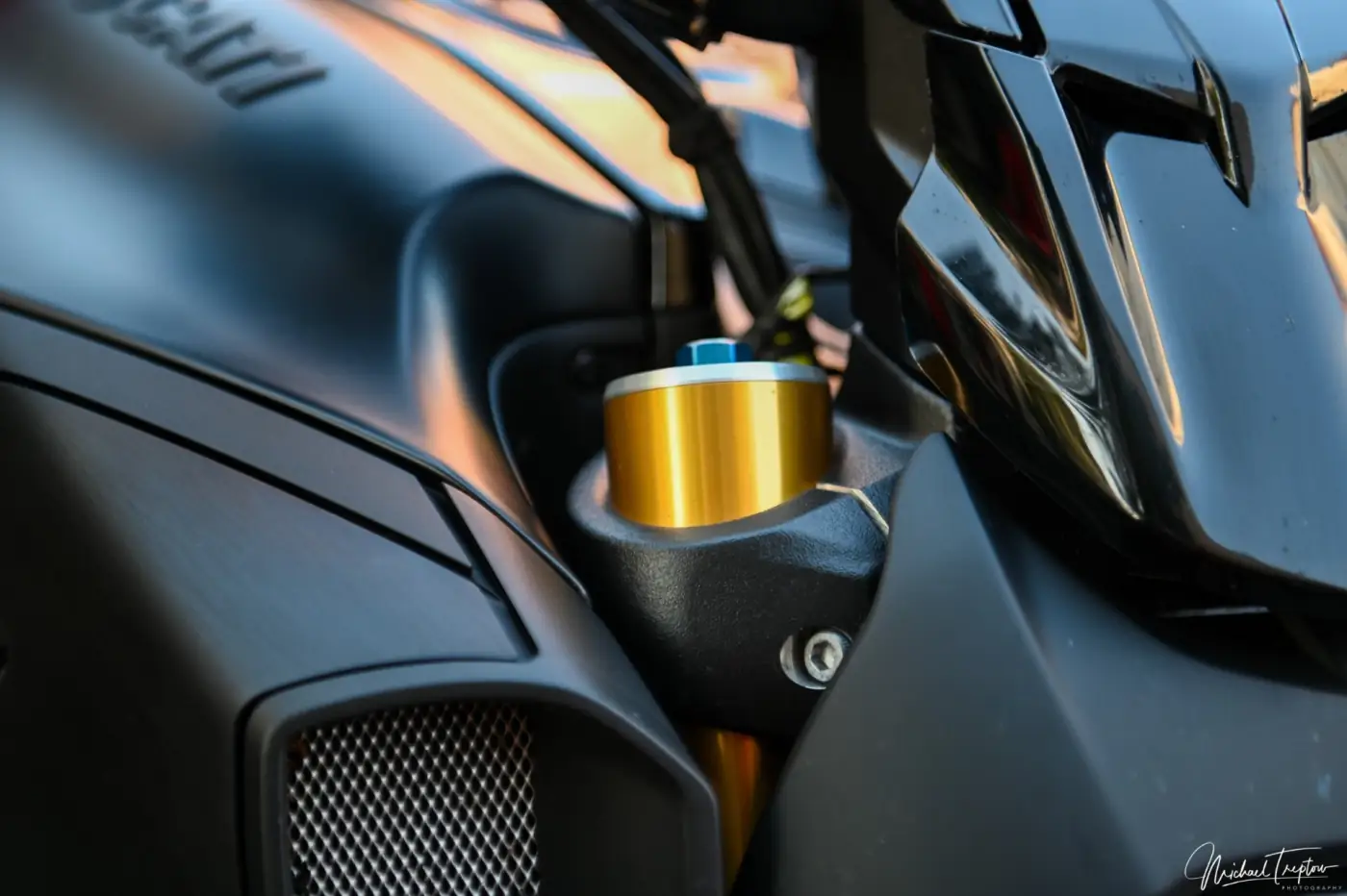Detailaufnahme einer Ducati mit goldenem Federbein