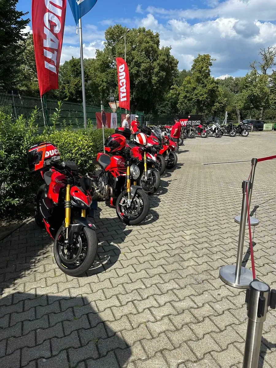 Ducatis und Clubflaggen beim Sommerfest 2025