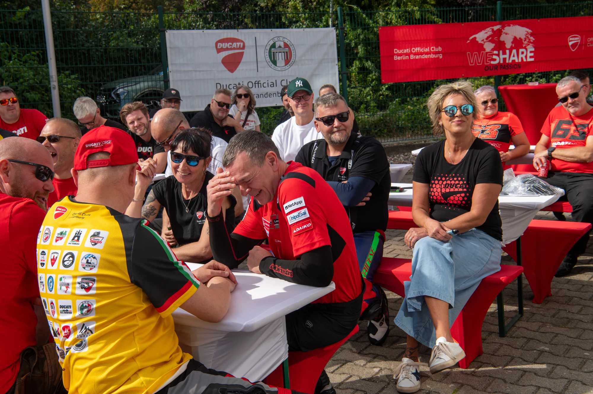 Mitglieder beim Sommerfest 2026 an den Tischen, im Hintergrund Banner des Ducati Official Club Berlin Brandenburg
