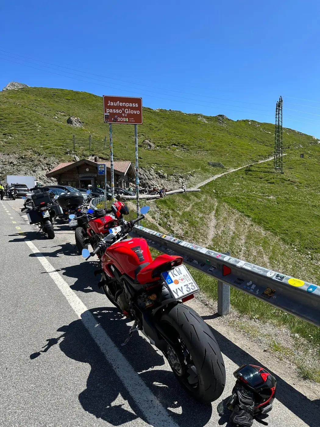 Ducati vor Bergpanorama in Südtirol