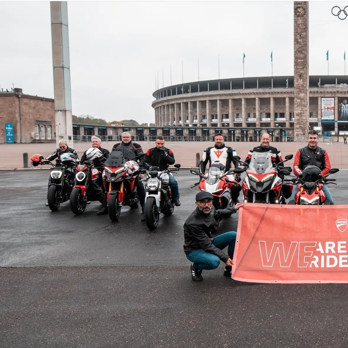 Ducatis des Clubs vor dem Berliner Olympiastadion