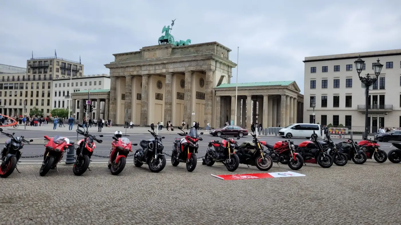 Ducatis des Clubs in einer Reihe vor dem Brandenburger Tor