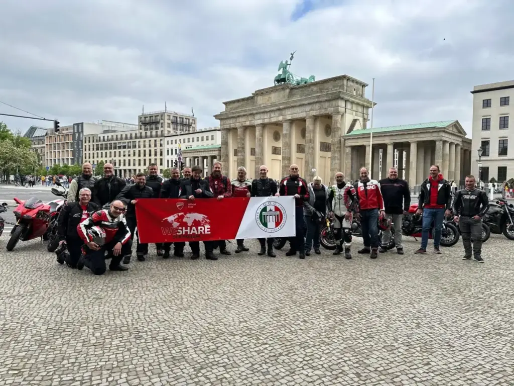 We Ride As One am Brandenburger Tor – Foto 2