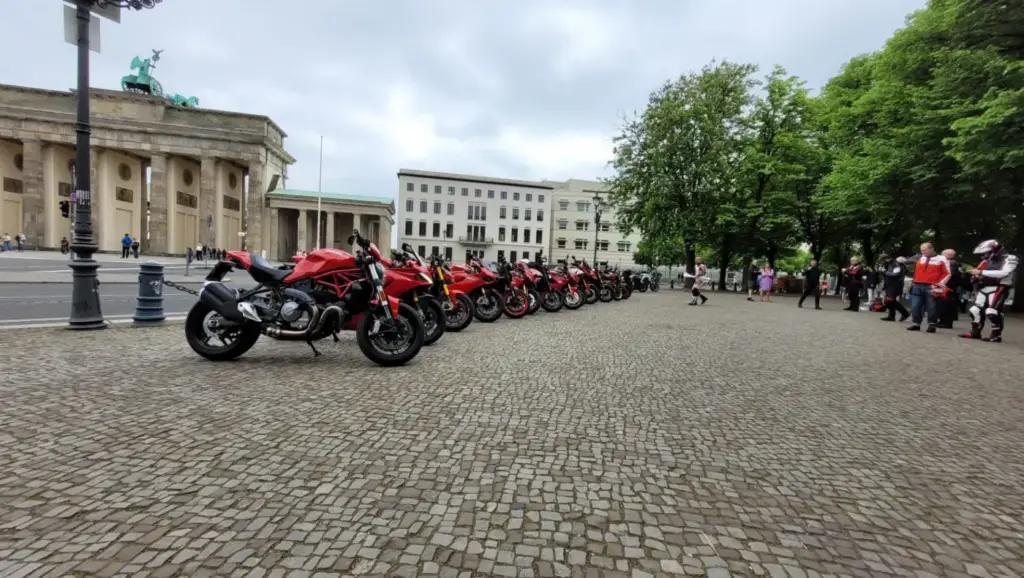 We Ride As One am Brandenburger Tor – Foto 3