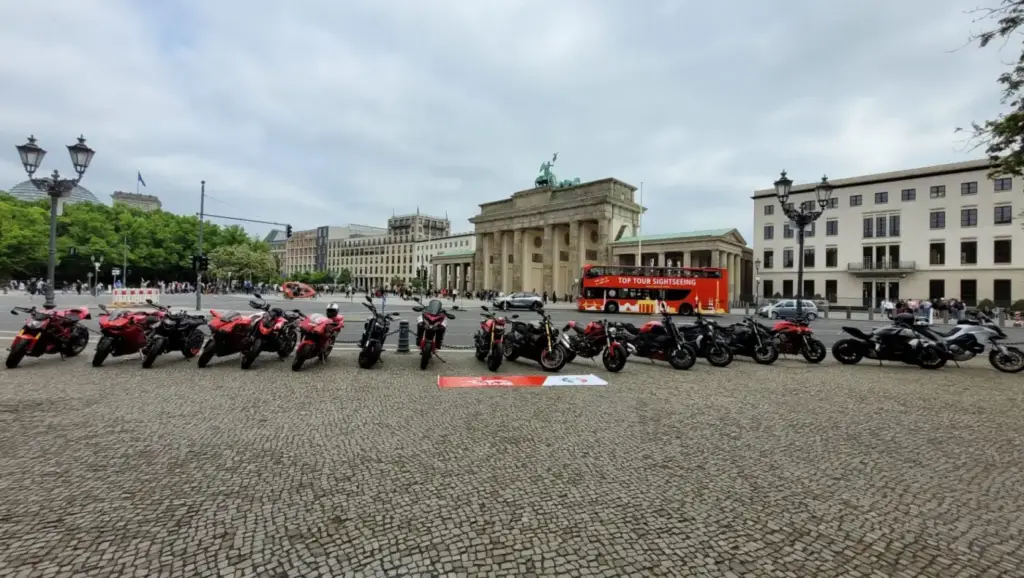 We Ride As One am Brandenburger Tor – Foto 4