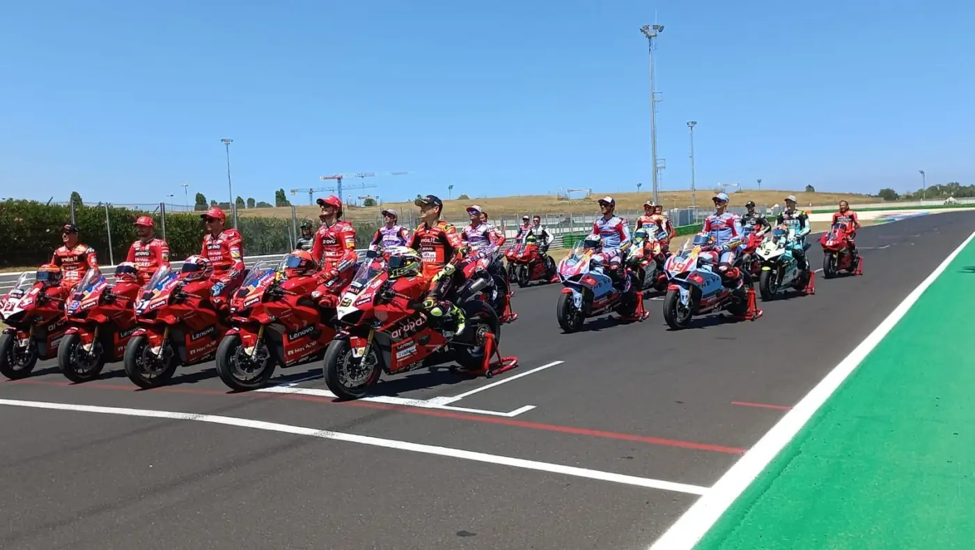 Rote Ducatis auf der Rennstrecke von Misano bei der World Ducati Week